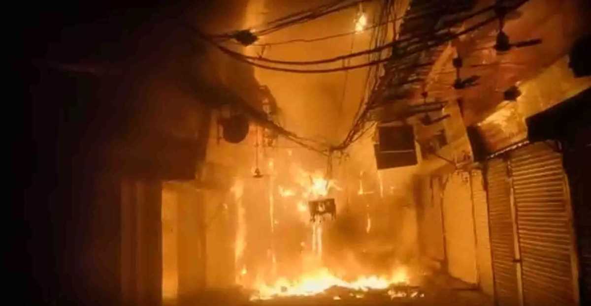 दिल्ली में चांदनी चौक के भागीरथ पैलेस इलेक्ट्रॉनिक मार्केट में लगी भीषण आग, 31 दमकल की गाड़ियां मौजूद